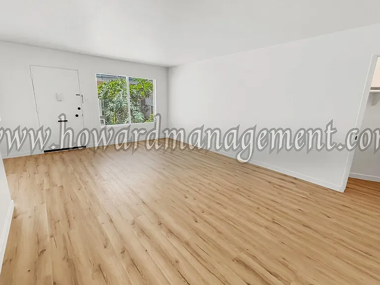 1560 Saltair — Photo 37