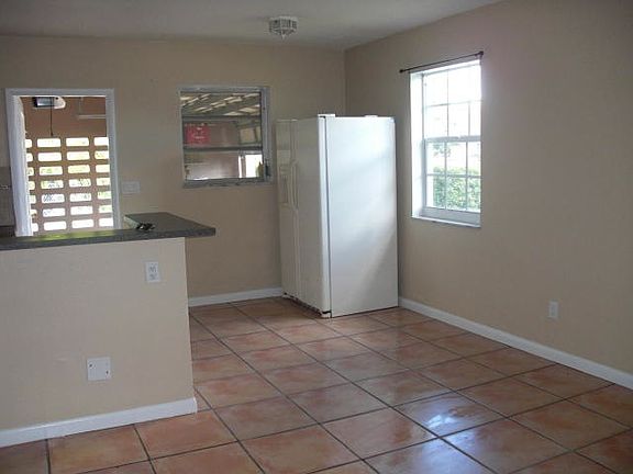 2nd image of 102 SE Solaz Ave