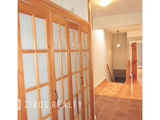 Rented by Zikos Realty Services | media 16