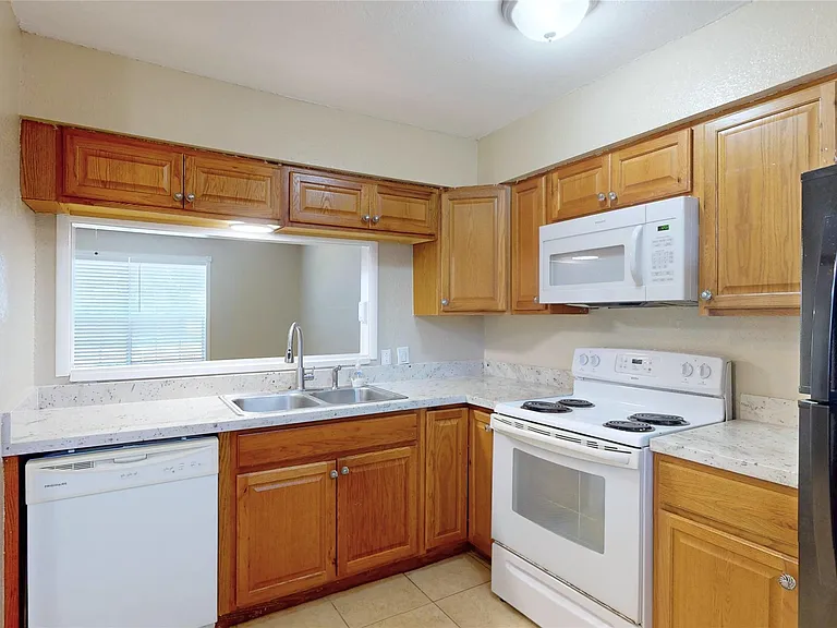 210 W G St — Photo 10