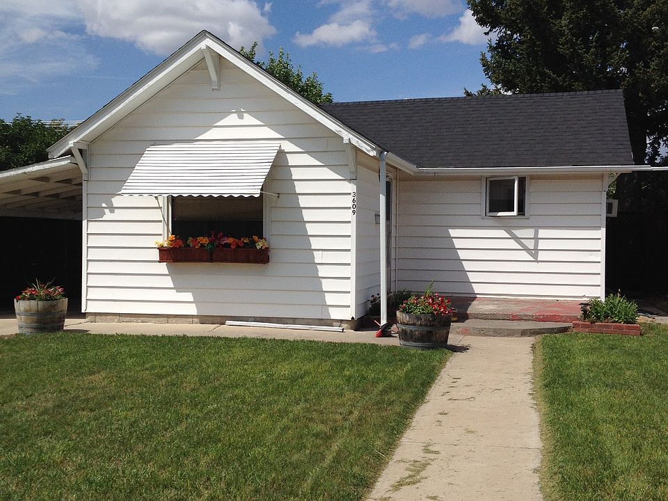 House front with carport