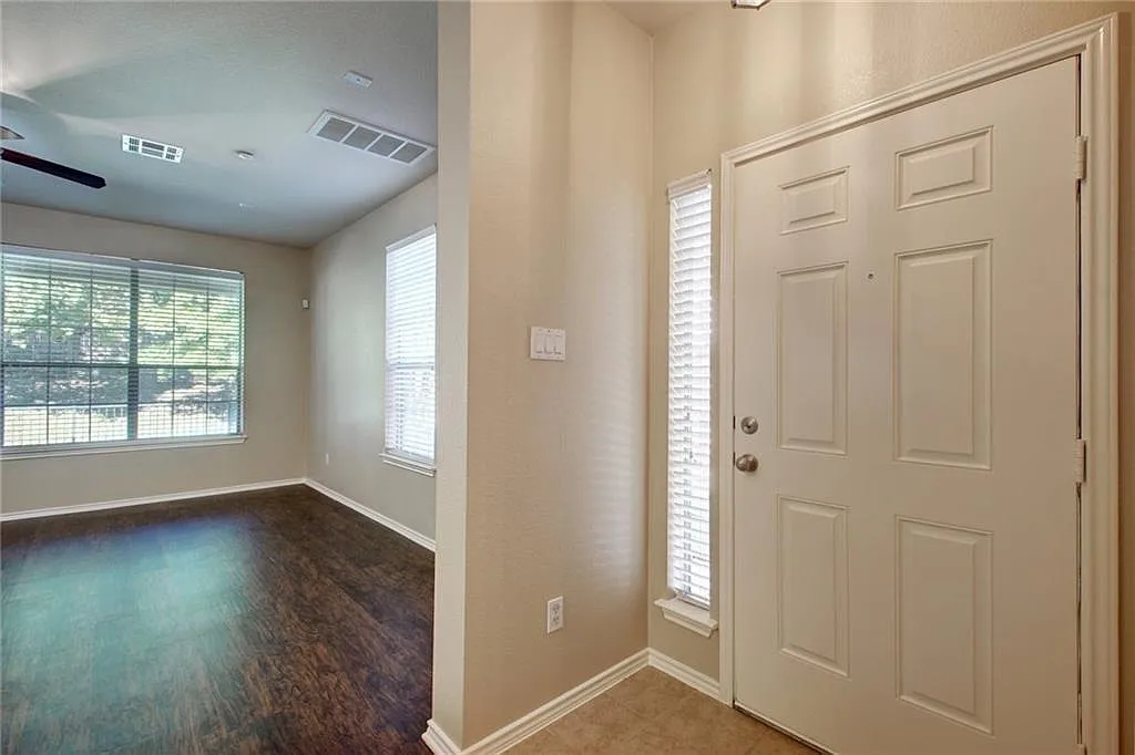 2 bed, 2.5 bath, 1473 sqft, $1,900 — Photo 3