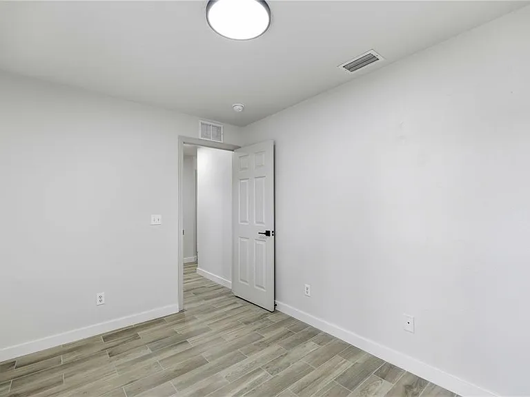 712 NE 26th St — Photo 14