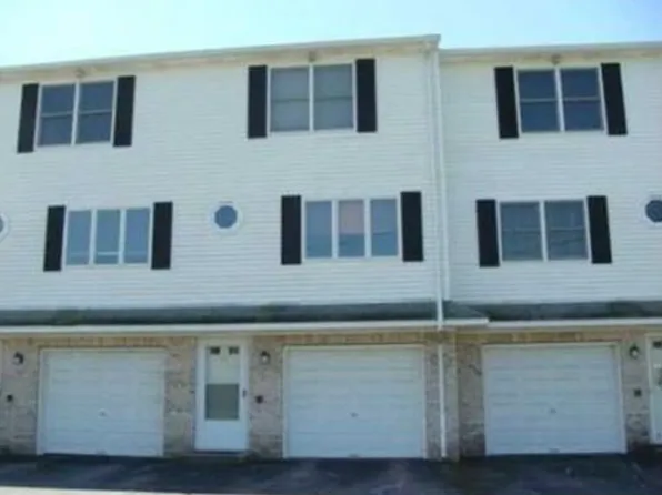 50 Sunflower Cir, North Providence, RI 02911