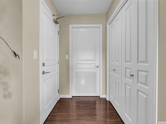5th image of 102 Willis Cres #1211