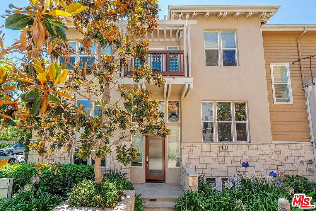 3 bed, 3.0 bath, 2140 sqft, $8,800 — Photo 2