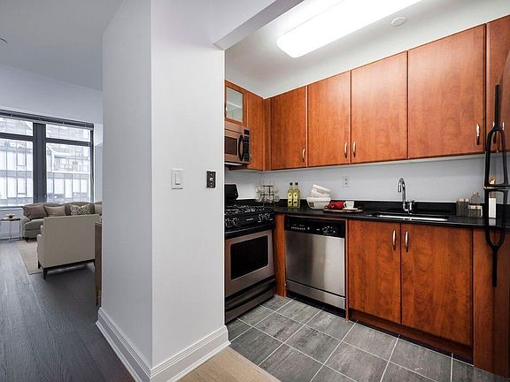 5th image of 222 E 34th St APT 610
