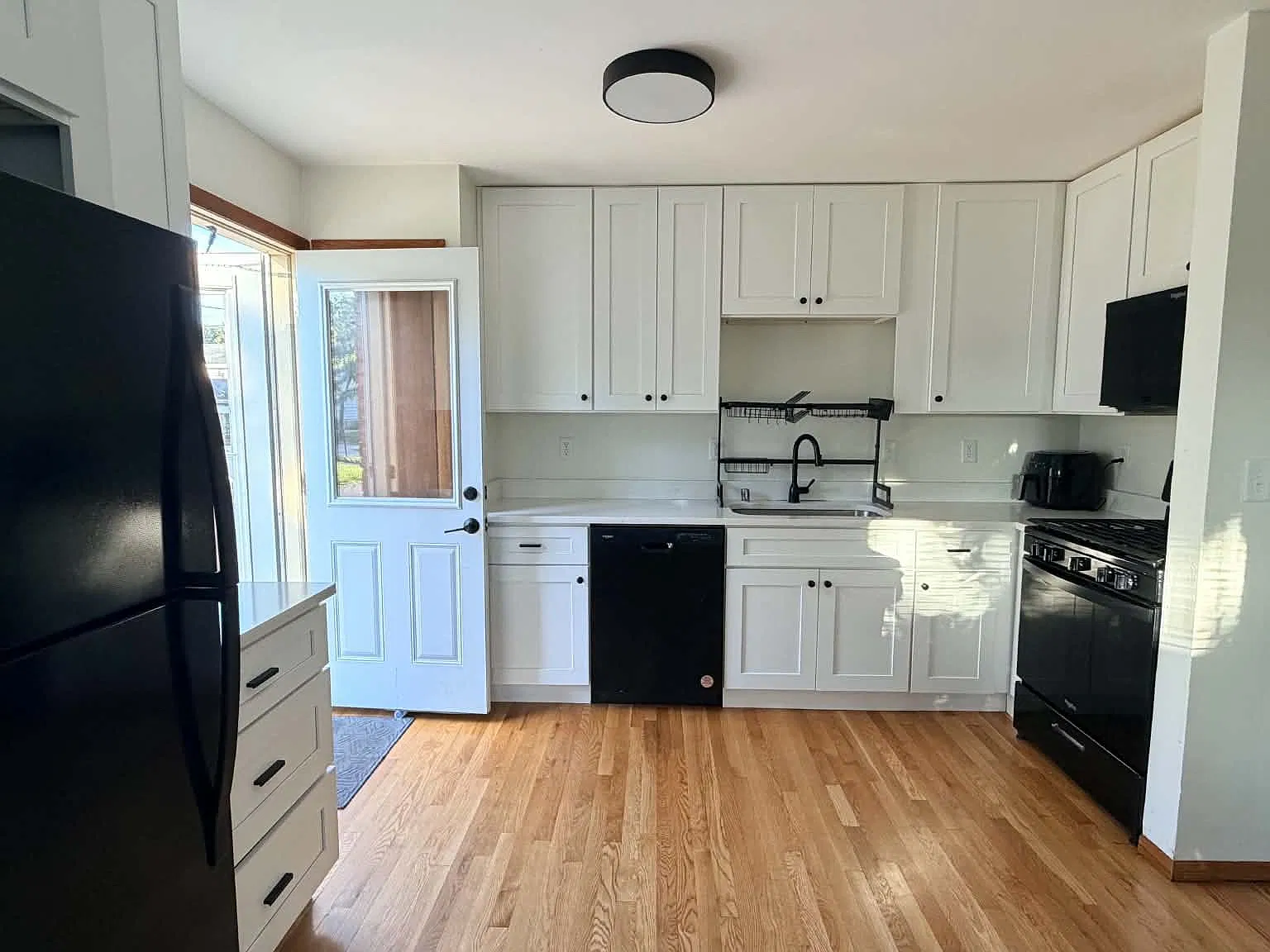 3 bed, 1.5 bath, $1,800 — Photo 3