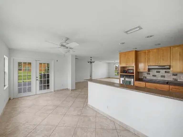 1149 SW Hogan St — Photo 3