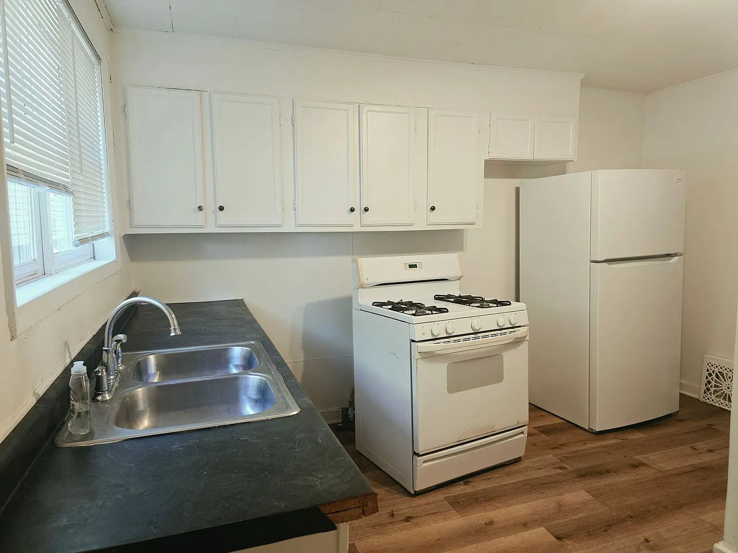 715 Oakland Ave — Photo 2