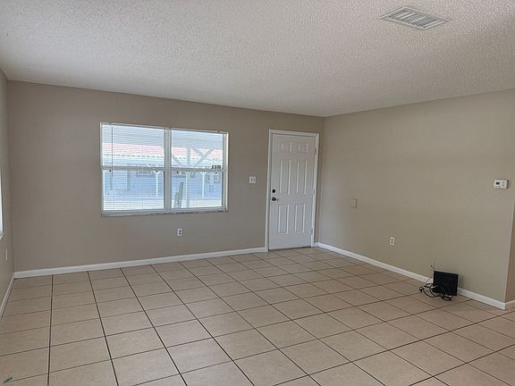 5th image of 824 S Lone Oak Dr