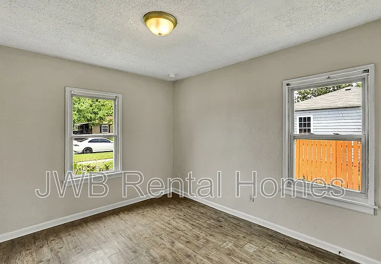 7823 Paul Jones Dr — Photo 10