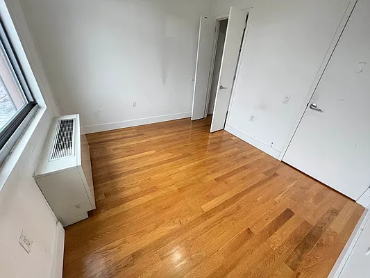 Rented by Tapiro Realty | media 38