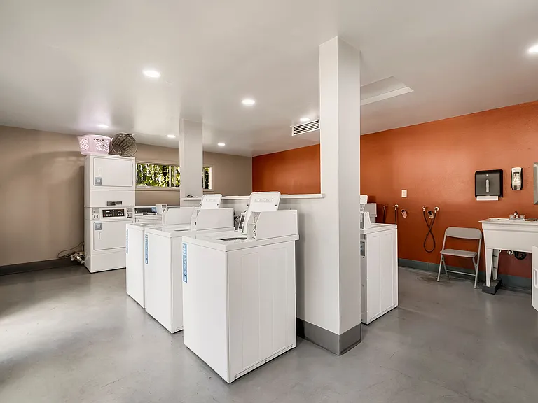 Sandalwood Apartments — Photo 11