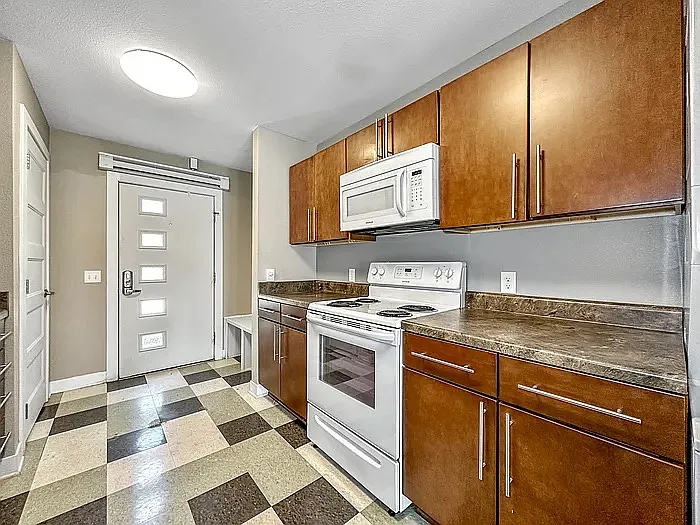 2440 SW 9th St #3 — Photo 5