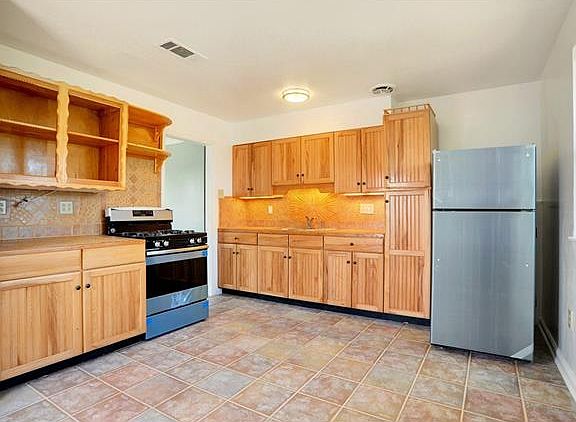 4th image of 136 Elaine Dr