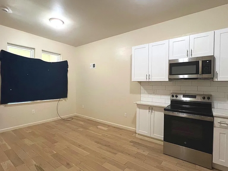 1219 W Silver St — Photo 3