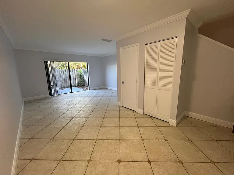 408 N Cypress Dr #6 — Photo 3