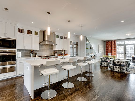 5th image of 647 W Aldine Ave Unit 3E