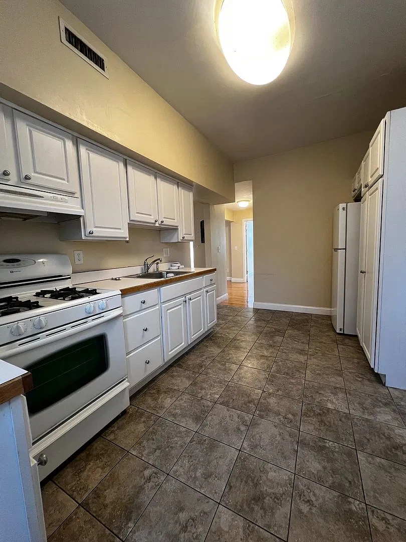 Sept 1 2027! Huge BU South Campus 5 Bed/2 Bath. Porch, A/C, Laundry, Amazing Location on St. Mary... — Photo 4