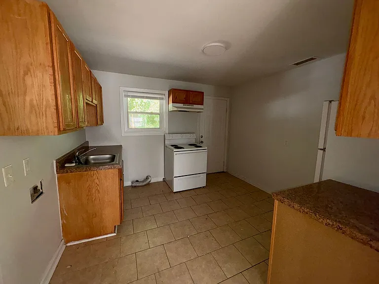 803 Oak St — Photo 6
