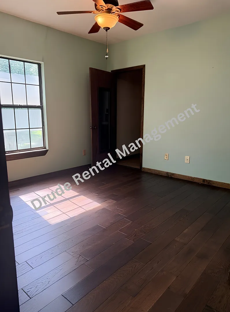 Unique Vintage Home — Photo 3