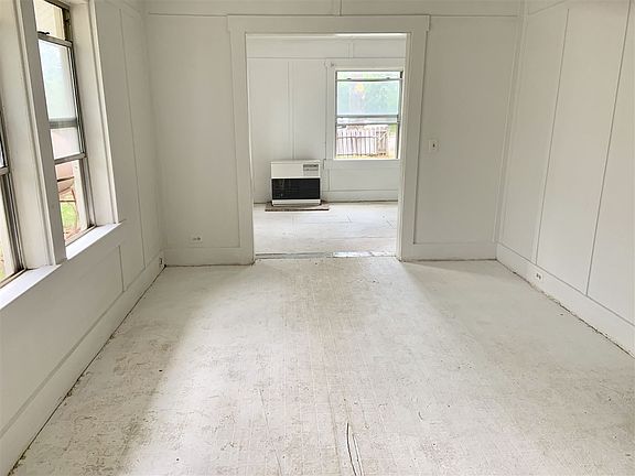 3rd image of 402 Fir St