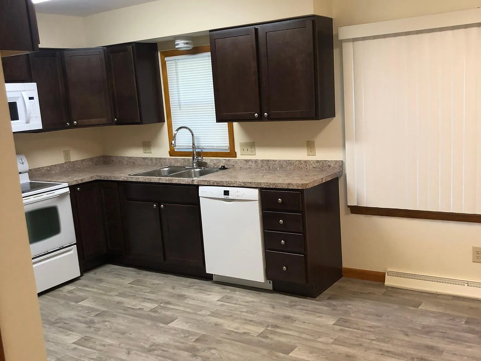 3 bed, 1040 sqft, $1,475 — Photo 3