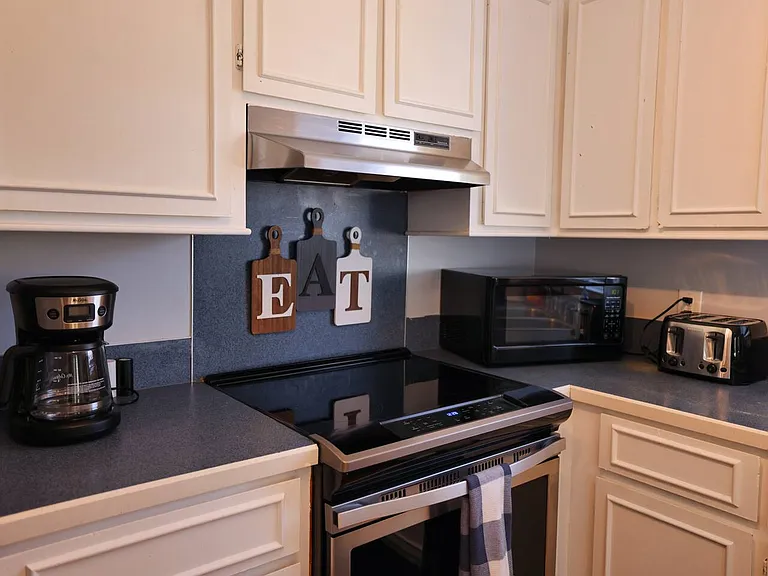 5456 Roxbury Dr — Photo 7