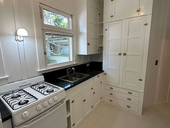 5th image of 1300 Fremont Ave #1/2