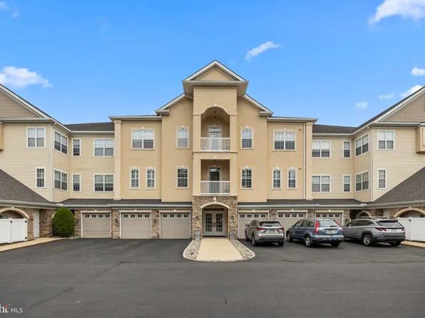 4 Falcon Dr APT 203, Holland, PA 18966