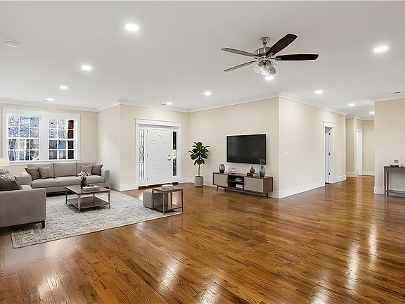 2nd image of 303 Regency Cir