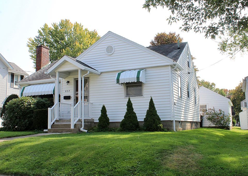1st image of 802 Superior St