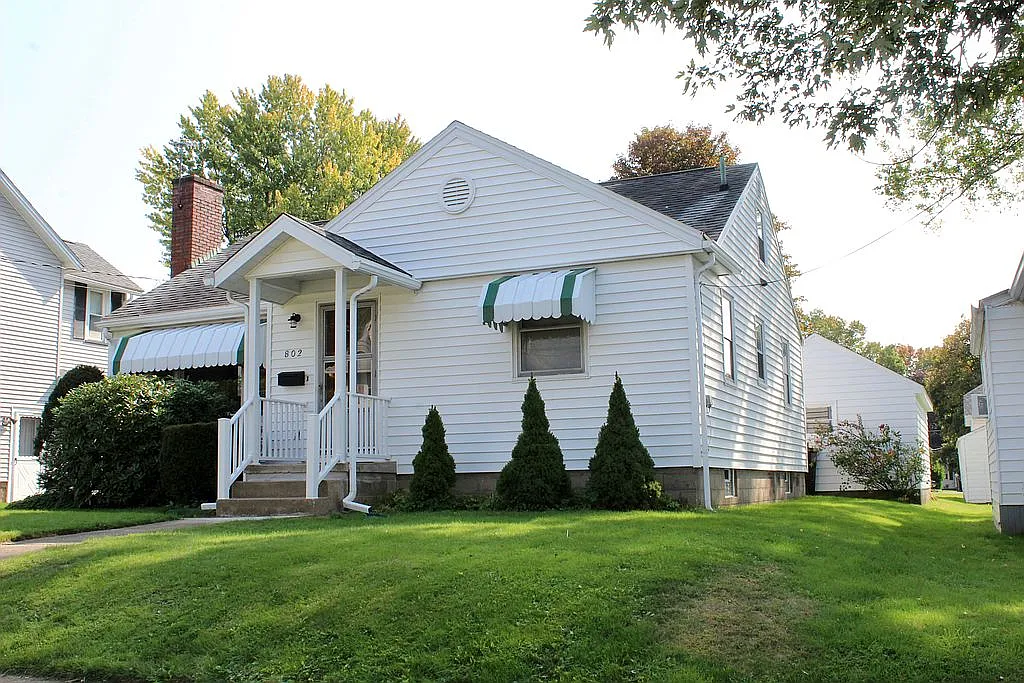 802 Superior St photo 1
