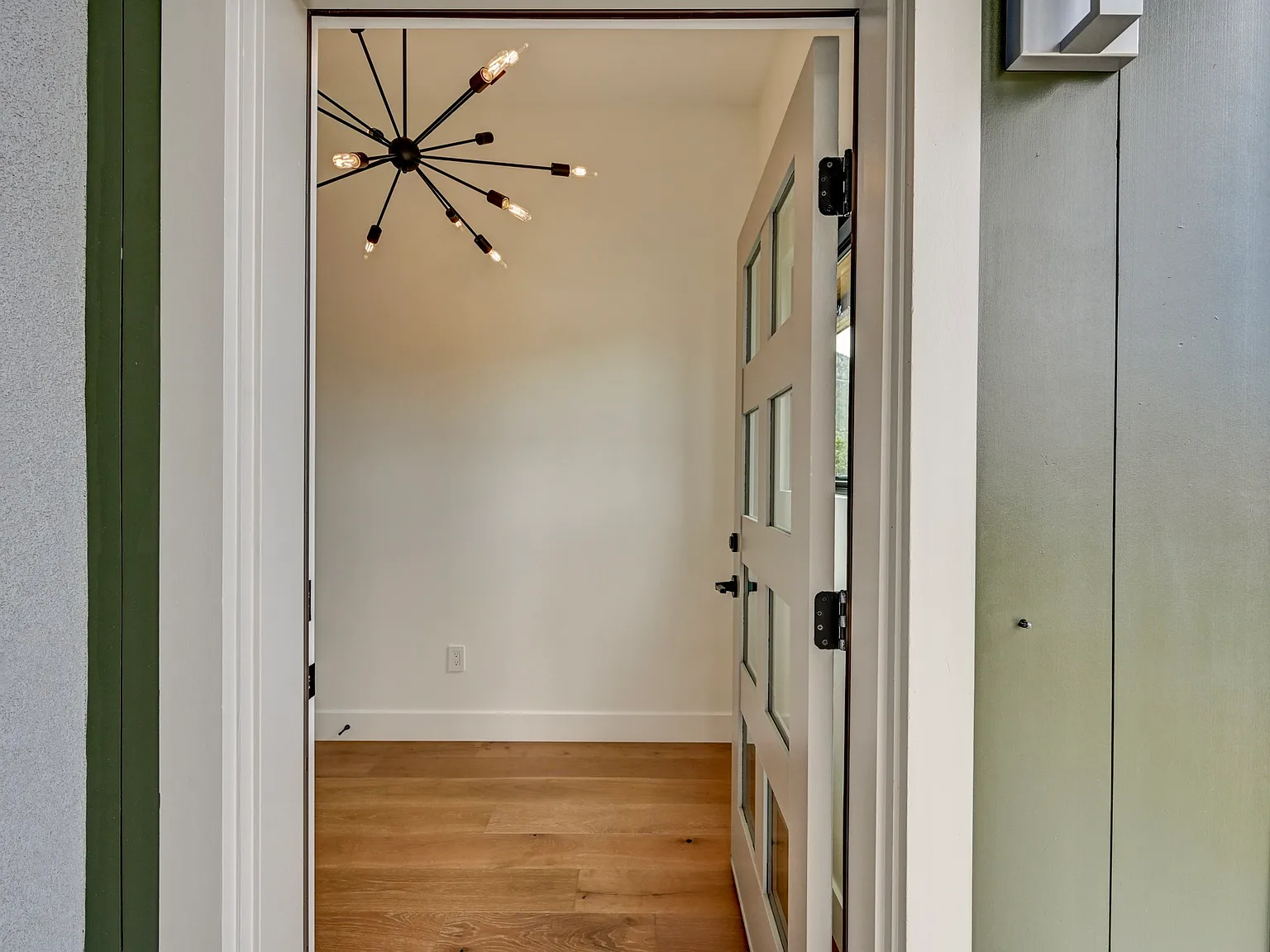 3 bed, 2.5 bath, 1977 sqft, $4,000 — Photo 2