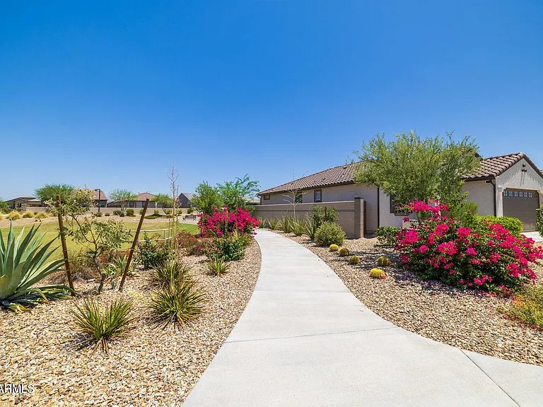 8924 W Solano Dr — Photo 2