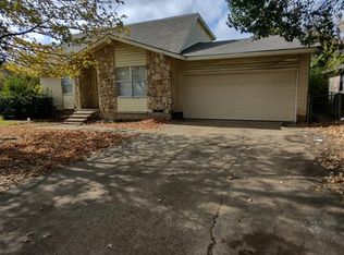 914 Manning St, Grand Prairie, TX 75051