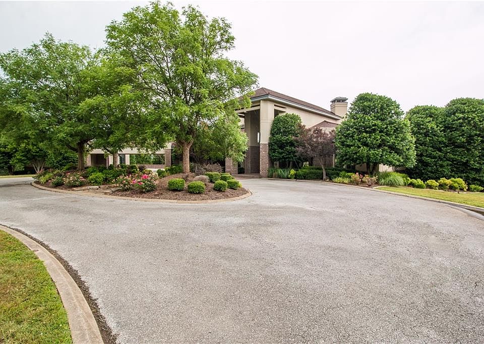 2nd image of 7 S Beau Chene Ln