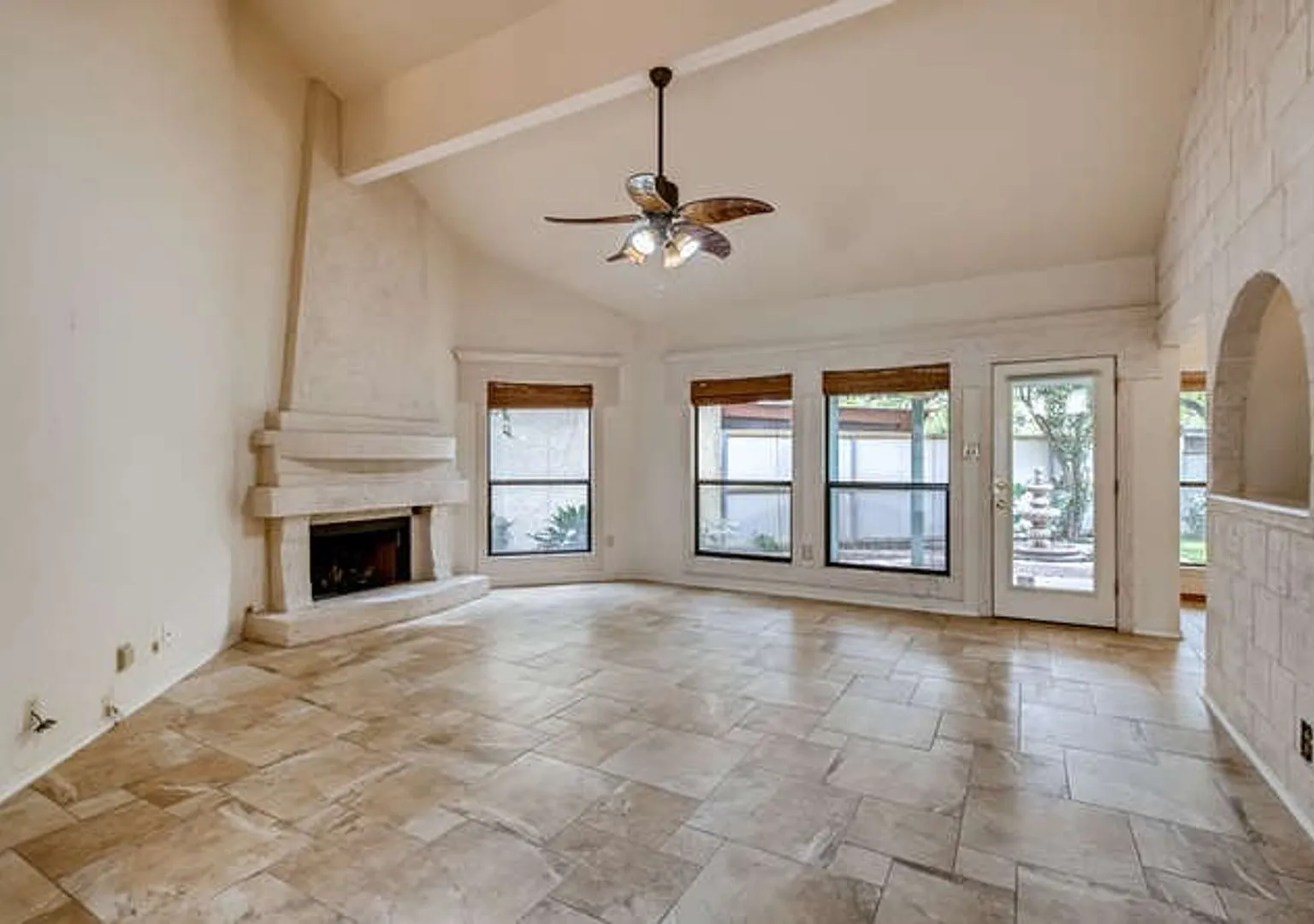 Custom 3 BR/2.5 Bath in N.E. San Antonio — Photo 4