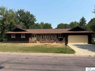 511 3rd St SW, Madelia, MN 56062
