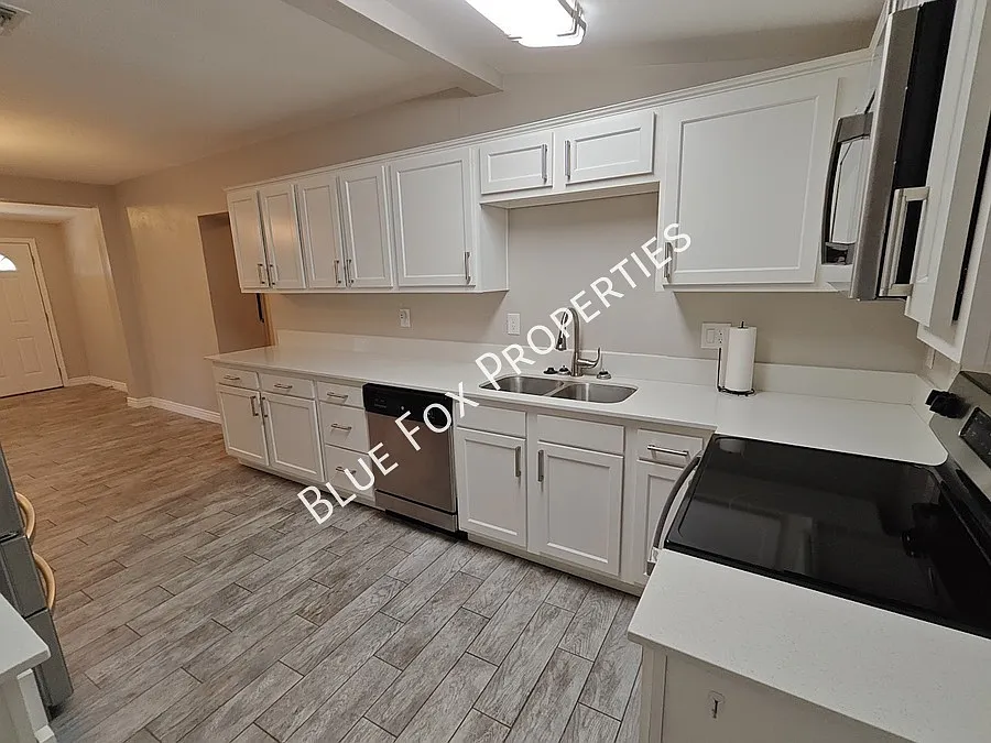 619 S Highland Avenue — Photo 4
