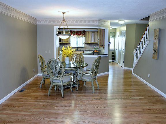 4th image of 303 Essex Ct