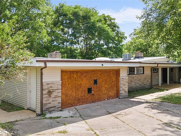 3rd image of 7461 N Linden Ln