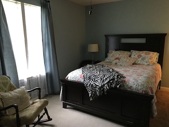 Master w/bath, walkin closet