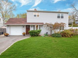 2 W Cabot Ln, Westbury, NY 11590