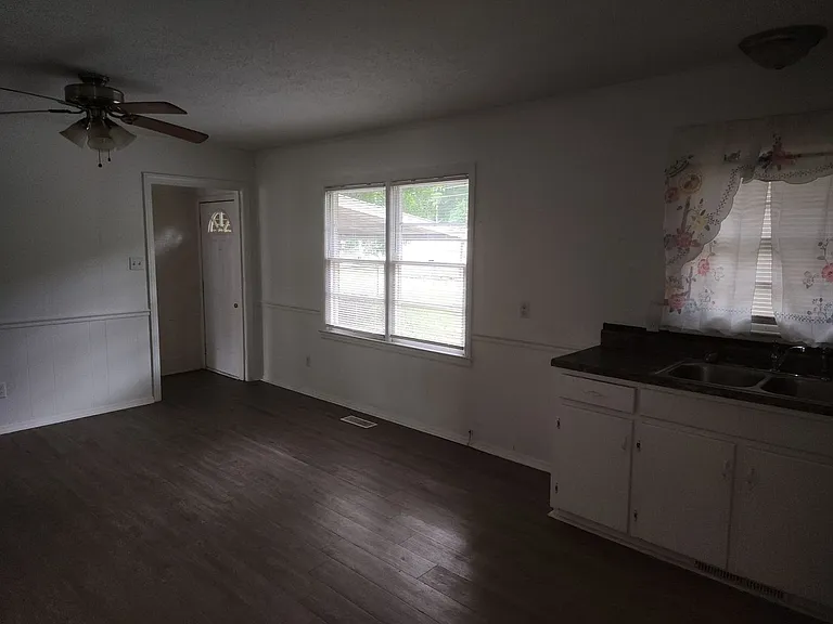 411 Vintage Rd — Photo 15