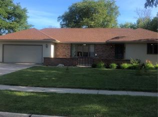 808 Brentwood Dr, Pella, IA 50219