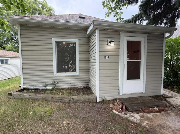 1236 S 1st Ave, Wainwright, AB T9W 1G9