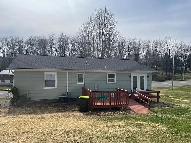 1109 Memorial Dr — Photo 2