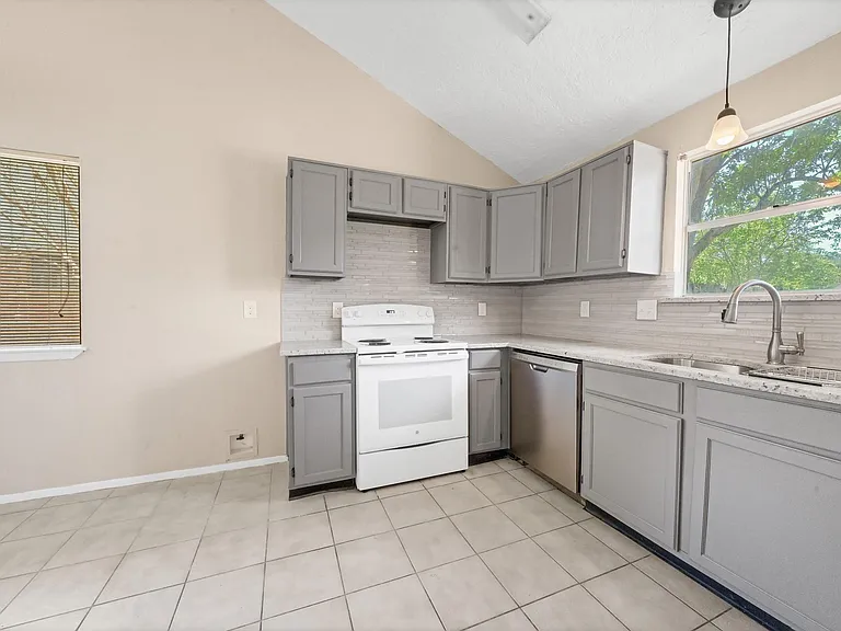710 Old Colony Dr — Photo 5